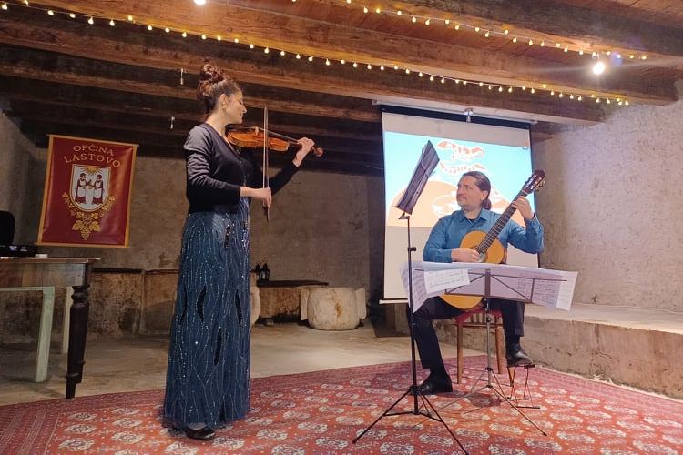 mali festival povijesti