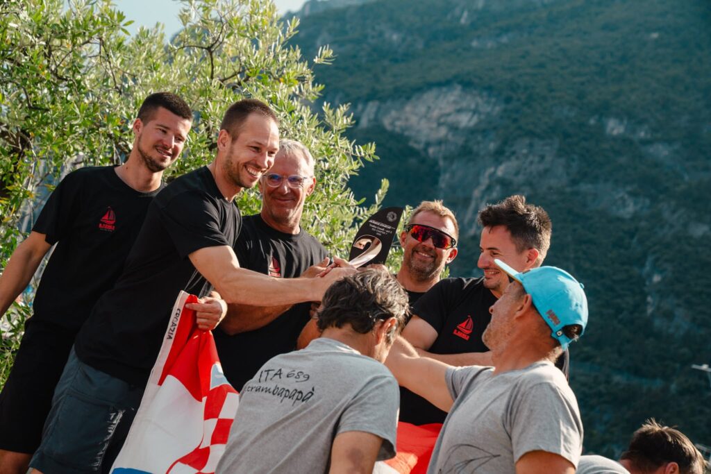 Karlo Kuret na timunu Razjarenog drugi na ESS regati na Gardi