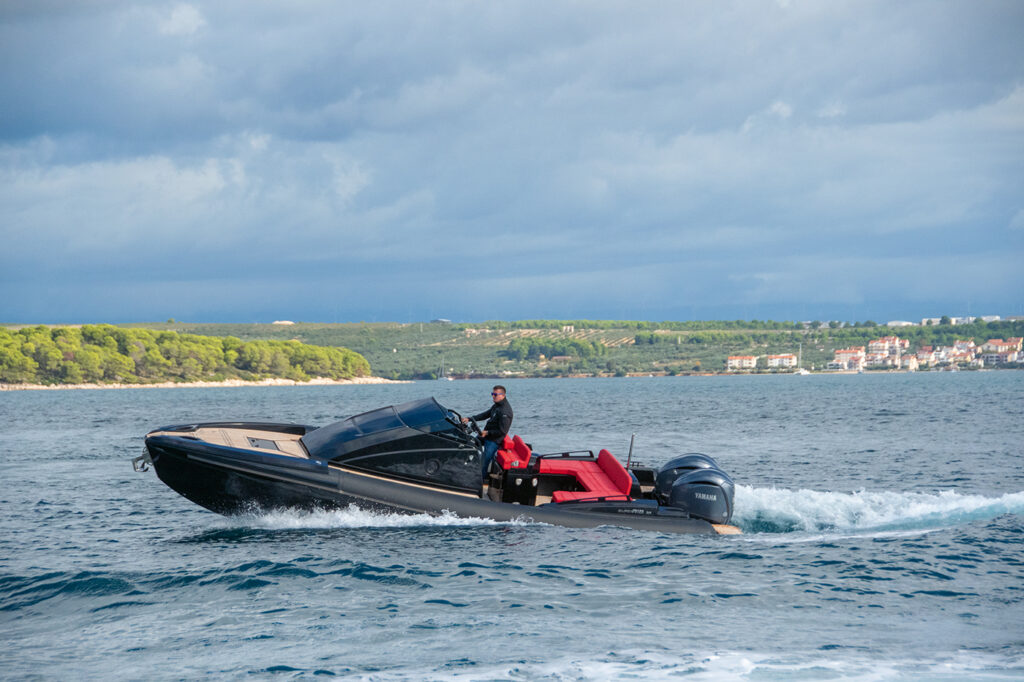 SuperRib 30 Cabin